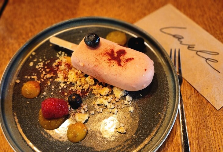 Sofya’da bir restoranda servis edilen modern tatlı sunumu